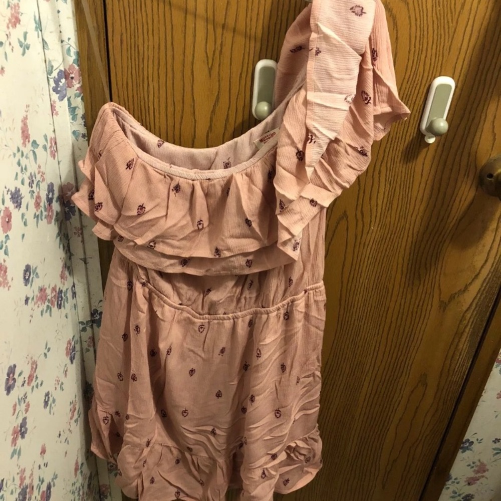 off the shoulder/one shoulder dress